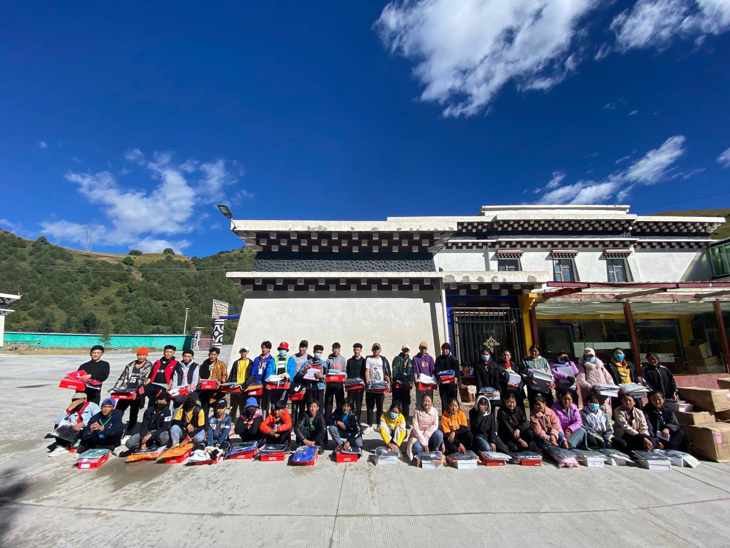 长沙贺亮影视制作有限公司公益回顾丨家国同欢月同圆 温暖满载甘孜州(图8)